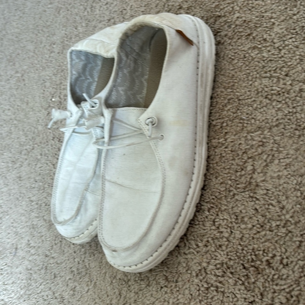 WHITE HEY DUDES!